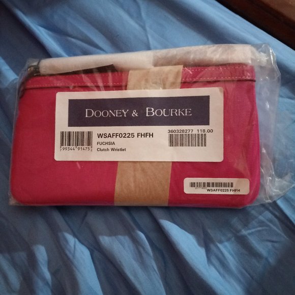 BNWT Dooney & Bourke Wristlet
